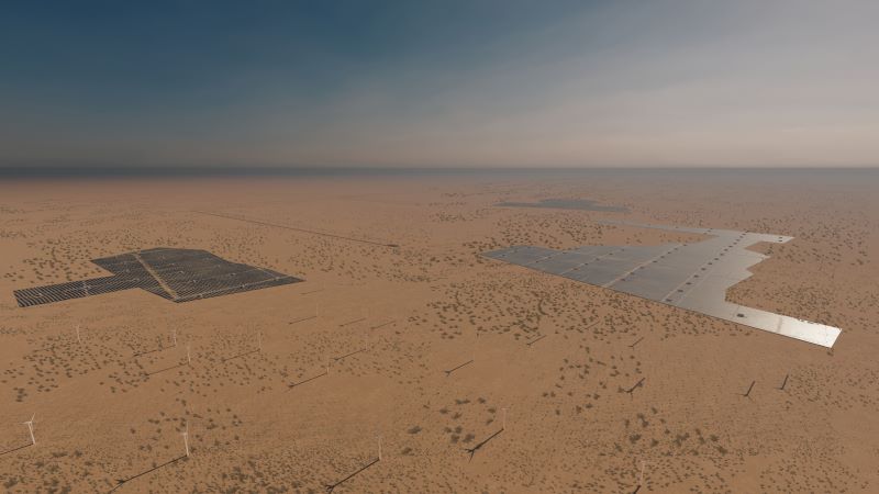 Flache Sandwüste aus der Luft mit Photovoltaikanlagen und Windenergie