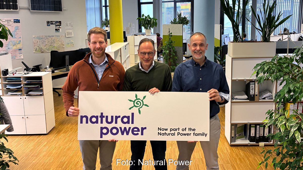 Drei Personen halten ein Schild in die Kamera: Natural Power ist jetzt das Zuhause von Renerco.