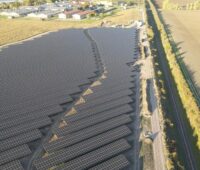 Im thüringischen Henschleben errichtet Naturstrom eine Freiflächen-Photovoltaik-Anlage auf einer ehemaligen Deponiefläche.