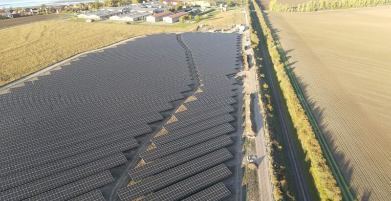 Im thüringischen Henschleben errichtet Naturstrom eine Freiflächen-Photovoltaik-Anlage auf einer ehemaligen Deponiefläche.