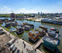 Kanal in Amsterdam mit einigen Hausbooten