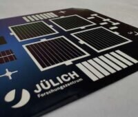 Detailaufnahme von Solarzellen auf einer Platine