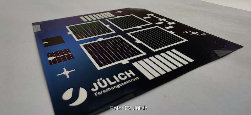 Detailaufnahme von Solarzellen auf einer Platine