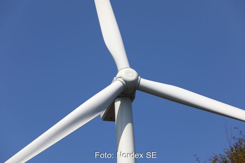 Windkraftturbine mit drei Rotorblättern.