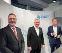 Freuen sich über die neue Landesgesellschaft NRW.Energy4Climate: die Geschäftsführer Samir Kayat (links) und Ulf Reichardt (rechts), dazwischen NRW-Energieminister Andreas Pinkwart.