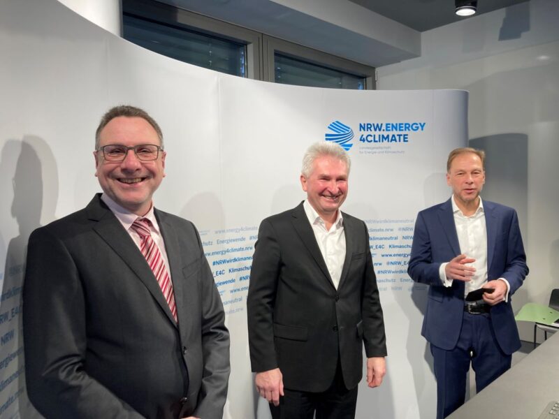 Freuen sich über die neue Landesgesellschaft NRW.Energy4Climate: die Geschäftsführer Samir Kayat (links) und Ulf Reichardt (rechts), dazwischen NRW-Energieminister Andreas Pinkwart.