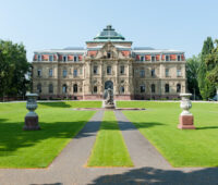 Bild des Erbgroßherzoglichen Palais mit Brunnen in Karlsruhe.