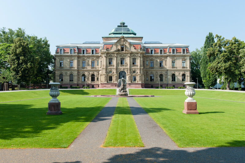 Bild des Erbgroßherzoglichen Palais mit Brunnen in Karlsruhe.