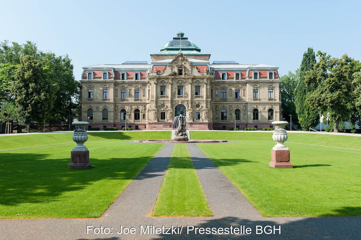 Erbgroßherzogliches Palais mit Brunnen in Karlsruhe, Sitz des BGH