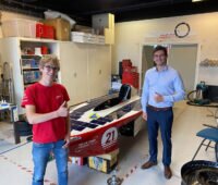 Fertig für Solar Challenge Morocco: Zwei Studenten mit Solarrennauto in Werkstatt