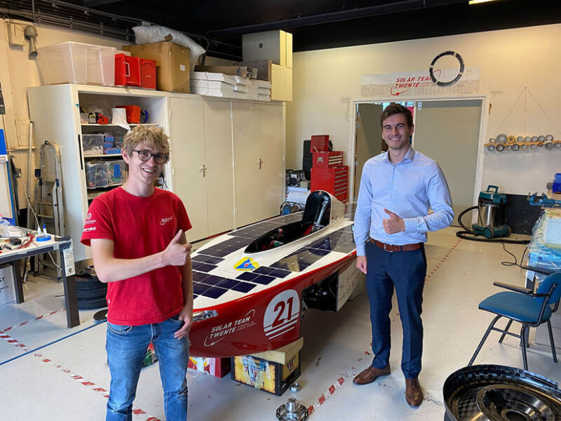 Fertig für Solar Challenge Morocco: Zwei Studenten mit Solarrennauto in Werkstatt