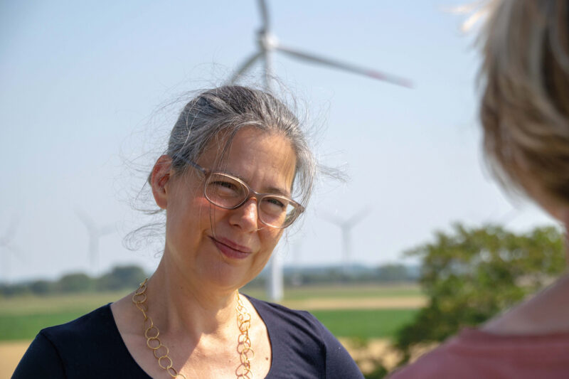 Nina Scheer, die energiepolitische Sprecherin der SPD-Bundestagsfraktion, im Gespräch - im Hintergrund eine Windkraftanlage