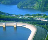 Zu sehen ist eine Luftaufnahme vom Pumpspeicherwerk Markersbach, das Vattenfall im Rahmen des Projektes pv@hydro mit einer Photovoltaik-Anlage ausstattet.