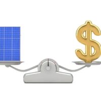 Im Bild eine Waage mit PV-Modul und Dollarzeichen als Symbol für die Trendwende, die sich für Preise für Photovoltaik-Module im Januar 2024 abzeichnet.