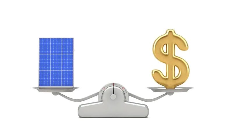 Im Bild eine Waage mit PV-Modul und Dollarzeichen als Symbol für die Trendwende, die sich für Preise für Photovoltaik-Module im Januar 2024 abzeichnet.