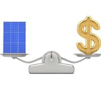 Zu sehen ist eine Waage, die PV-Module gegen Dollar aufwiegt als symbolische Darstellung der Preise für Photovoltaik-Module im November 2020.