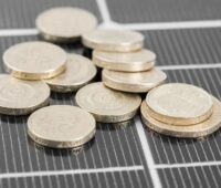 Zu sehen ist eine symbolische Darstellung der Preise für Photovoltaik-Module im November 2021.