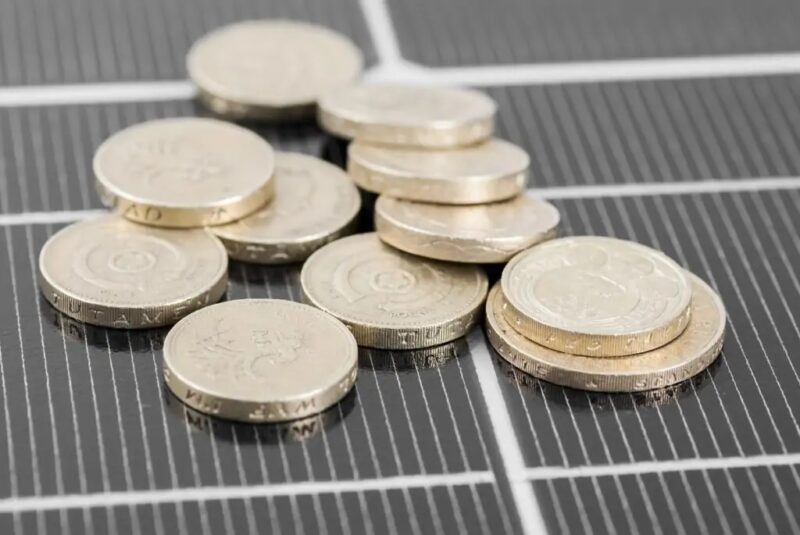 Zu sehen ist eine symbolische Darstellung der Preise für Photovoltaik-Module im November 2021.