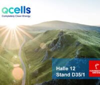 Zu sehen ist eine karge Gebirgslandschaft mit Sonnenstrahlen. QCells: Completly Clean Energy zu finden in Halle 12 Stand D35/1 auf der Hannover Messe.