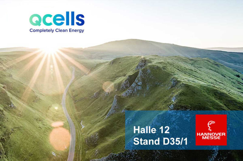 Zu sehen ist eine karge Gebirgslandschaft mit Sonnenstrahlen. QCells: Completly Clean Energy zu finden in Halle 12 Stand D35/1 auf der Hannover Messe.