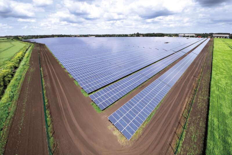 Luftbild einer PV-Freiflächenanlage