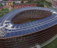 Das Freiburger Rathaus ist oval und hat eine Solarfassade und PV auf dem Dach.