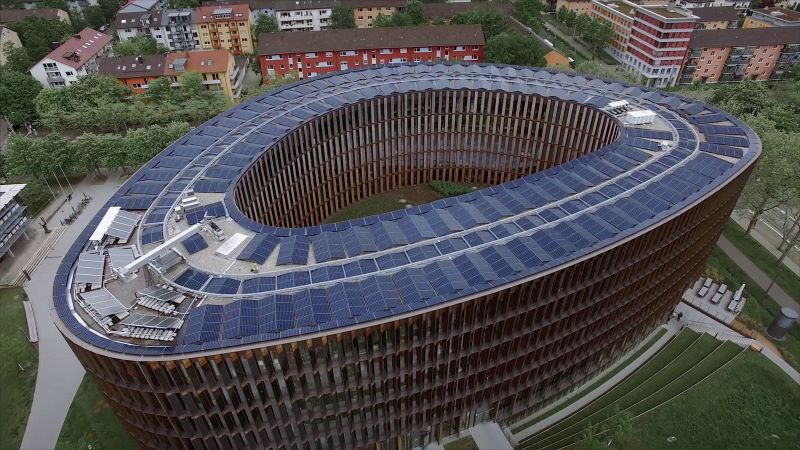 Das Freiburger Rathaus ist oval und hat eine Solarfassade und PV auf dem Dach.