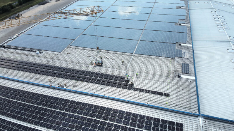 Revamping (Modernisierung) einer Photovoltaik-Dachanlage auf einer Logistikhalle in Philippsburg mit neu aufgeständerten Solarmodulen auf dem Hallendach mit Blick aus der Vogelperspektive.