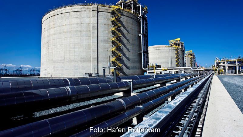 Pipelines für Wärmetransport im Hafen.