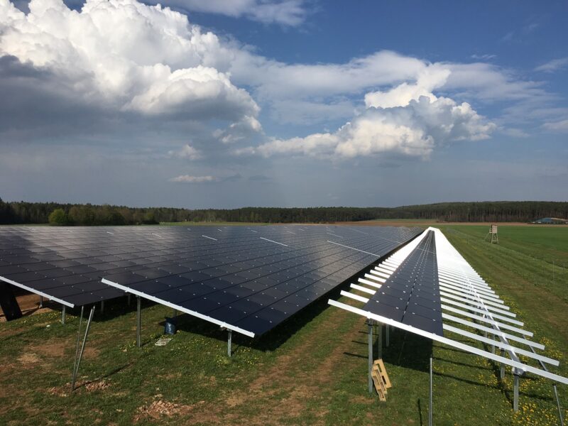 Zu sehen ist eine Freiflächen-Photovoltaikanlage wie der geplante Photovoltaik-Solarpark Niederbobritzsch.