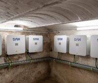 Mehrere Sax-Photovoltaik-Stromspeicher in einem Kellergewölbe, IBC Solar vertriebt die Geräte.