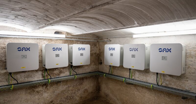 Mehrere Sax-Photovoltaik-Stromspeicher in einem Kellergewölbe, IBC Solar vertriebt die Geräte.
