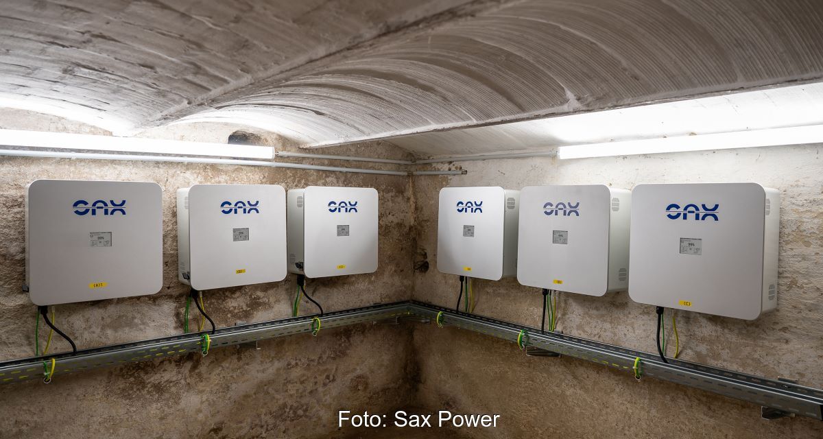 Reihe von Heimspeichern des deutschen Produzenten Sax Power in einem Keller.