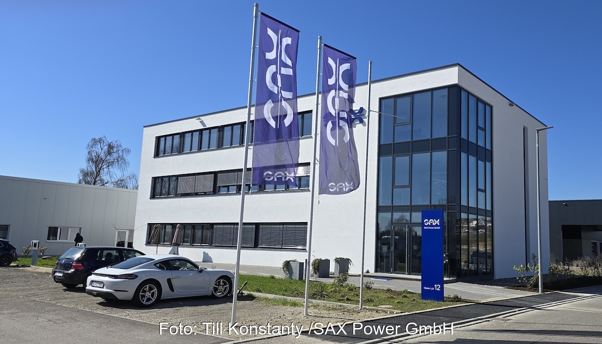 Das Verwaltungsgebäude von SAX Power vor einem blauen Himmel, betrachtet vom Parkplatz der Stromspeicher-Herstellerin.