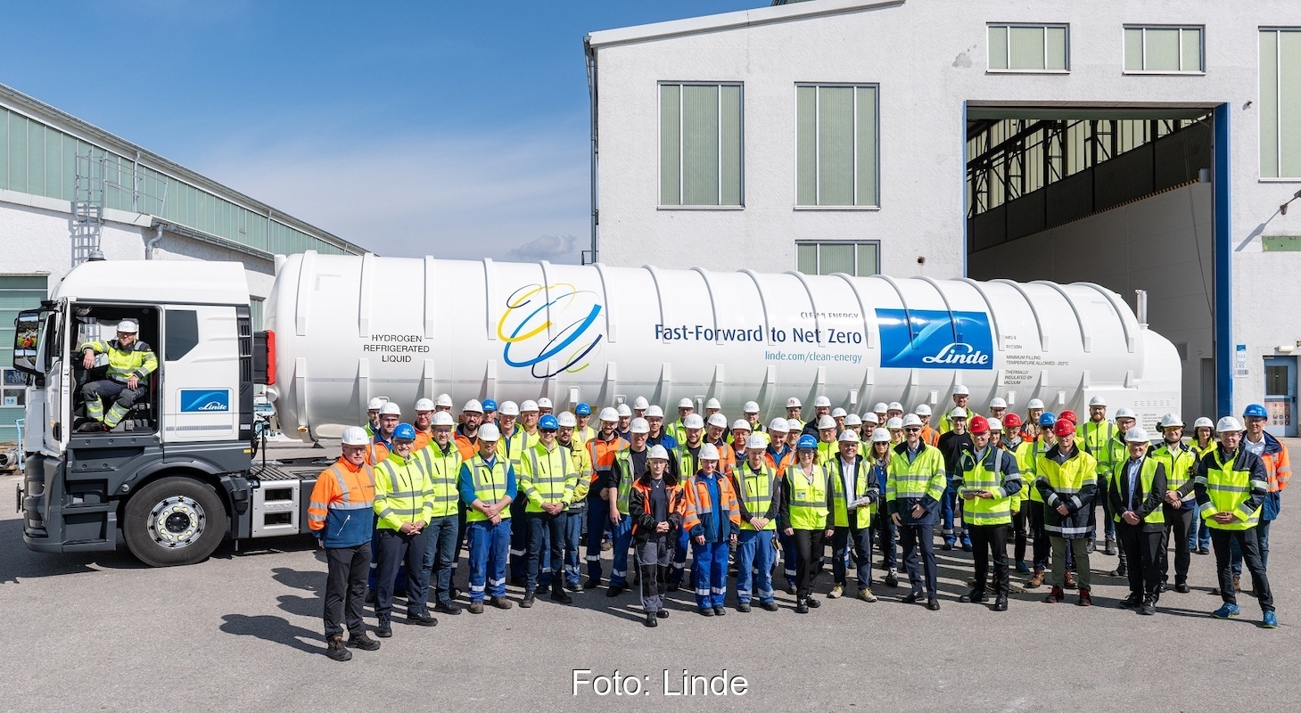 LKW-Trailer für Flüssigwasserstoff mit Mitarbeiter:innen