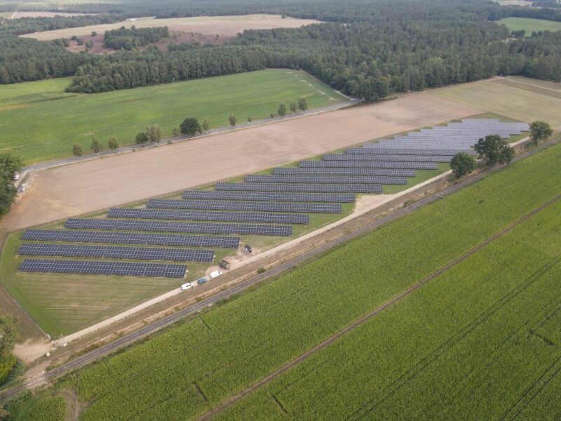 Freiflächen-Solaranlage aus der Luft