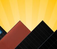 Vier unterschiedlich gestaltete Solarmodule stehen fächerförmig vor einem gelben Hintergrund mit stilisierten Sonnenstrahlen.