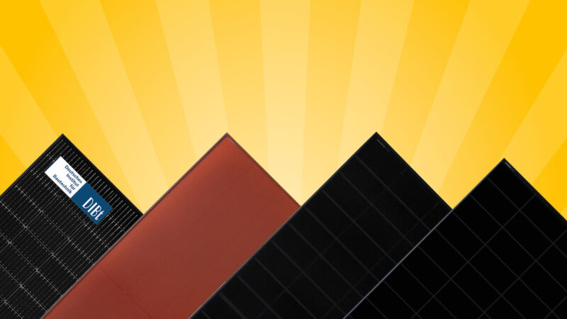 Vier unterschiedlich gestaltete Solarmodule stehen fächerförmig vor einem gelben Hintergrund mit stilisierten Sonnenstrahlen.