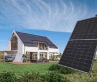 Animation zeigt Einfamilienhaus mit PV-Dach und einem schwarzen Solarmodul im Vordergrund