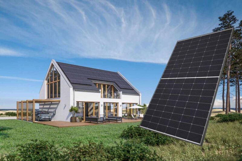 Animation zeigt Einfamilienhaus mit PV-Dach und einem schwarzen Solarmodul im Vordergrund