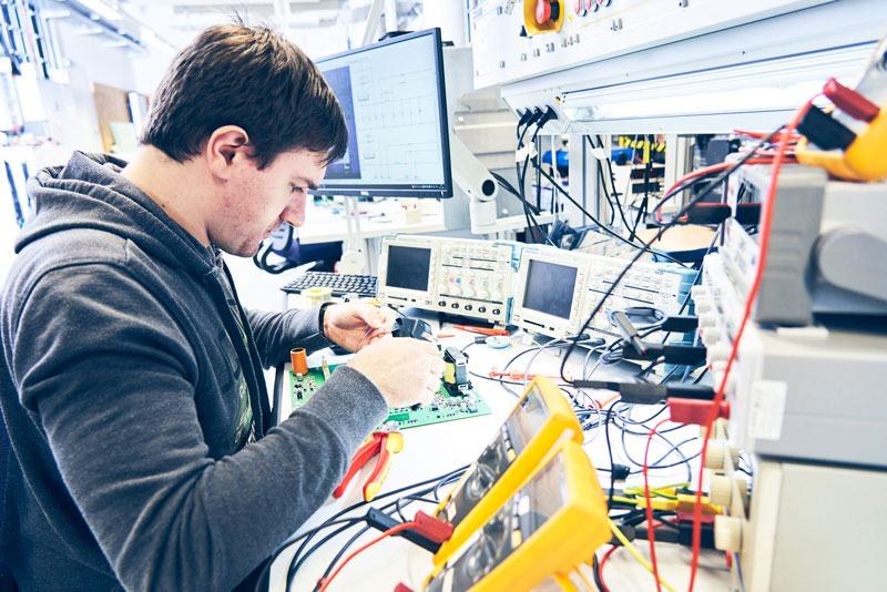 SMA-Techniker am Arbeitsplatz