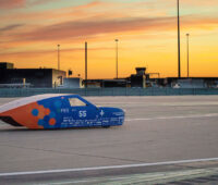 Solarauto vor Sonnenuntergang