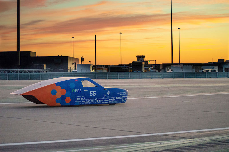 Solarauto vor Sonnenuntergang