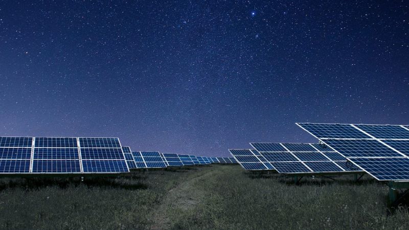 Ein Solarpark unter Sternenhimmel