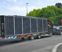 Zu sehen ist der Anhänger des internationalen Projekts Solarbutterfly, auf dem die neuen PV-Module für die Fahrzeugintegration eingebaut sind.