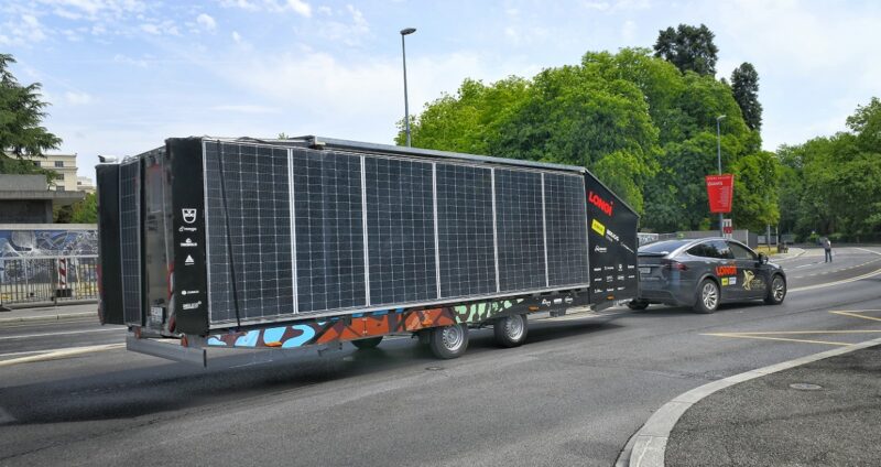 Zu sehen ist der Anhänger des internationalen Projekts Solarbutterfly, auf dem die neuen PV-Module für die Fahrzeugintegration eingebaut sind.