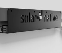 langliches schwarzes Blechobjekt, angschraubt an einen metallträger - der neue Mikro-Wechselrichter von Solarnative