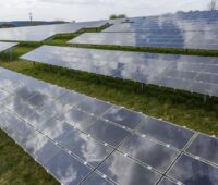 Freiflächensolarpark: in den Modulen spiegelt sich der Himmel und die Wolken