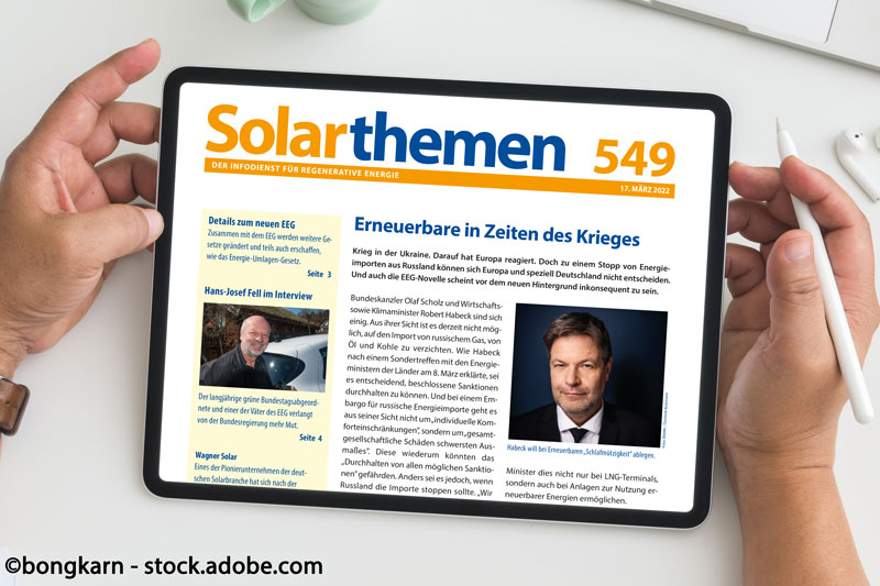 Zwei Hände halten ein Tablet-Computer auf einem Schreibtisch. Darauf zu sehen, die Titelseite der Solarthemen-Ausgabe 5
49 vom 17. März 2022, mit einem Foto von Wirtschaftsminister Habeck und der Überschrift 'Erneuerbare in Zeiten des Krieges'