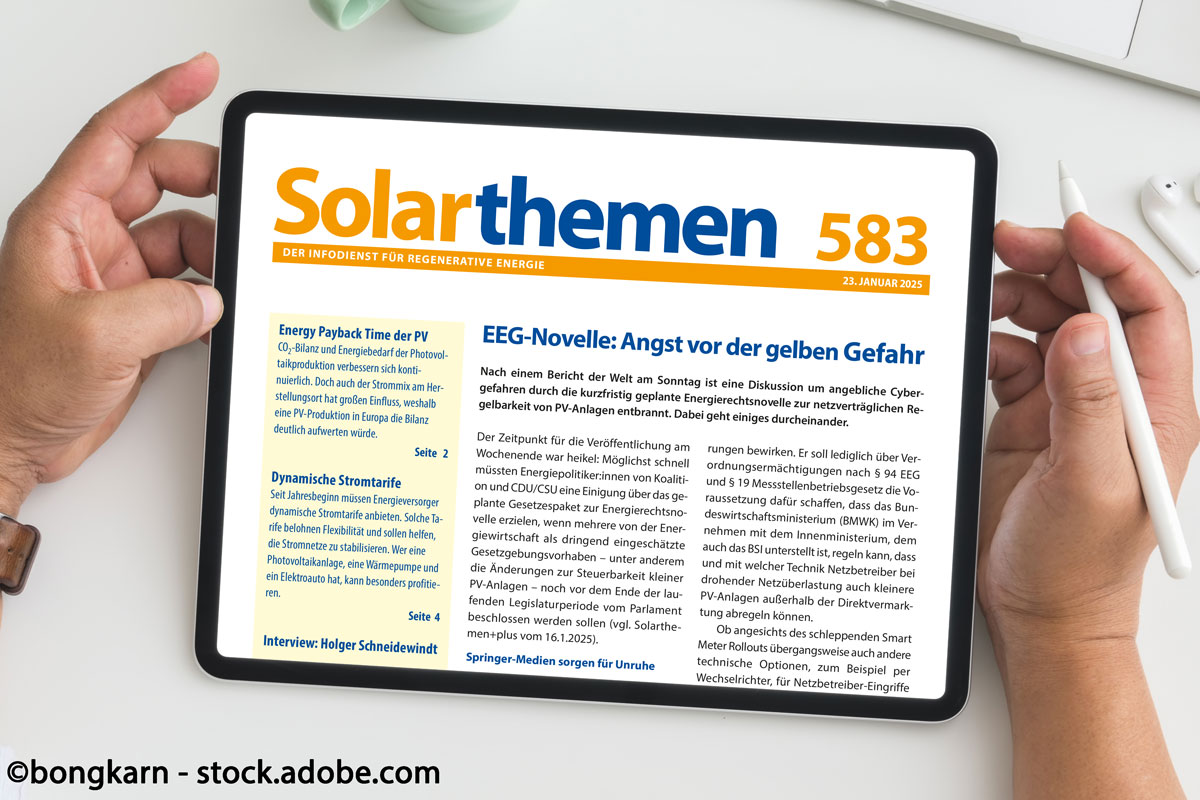 Zwei Hände halten ein Tablet-Computer auf einem Schreibtisch. Darauf zu sehen, die Titelseite der Solarthemen-Ausgabe 583 vom 23. Januar 2025, mit der Titelstory 'EEG-Novelle: Angst vor der gelben Gefahr'